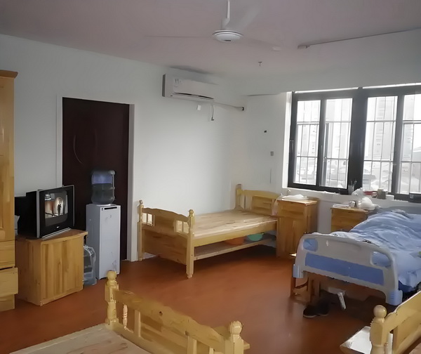 53岁朱茵住山里开破车？
